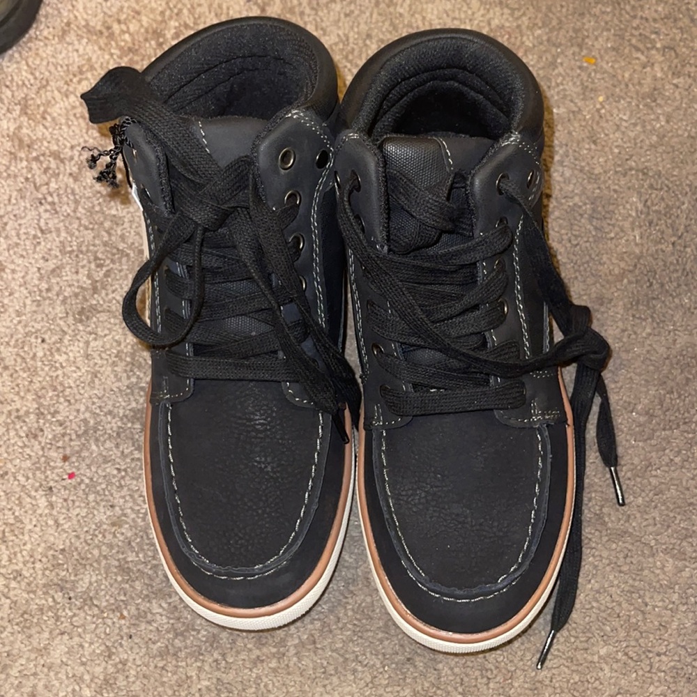 Adorable boy winter boots. Size 2 big boy. New!